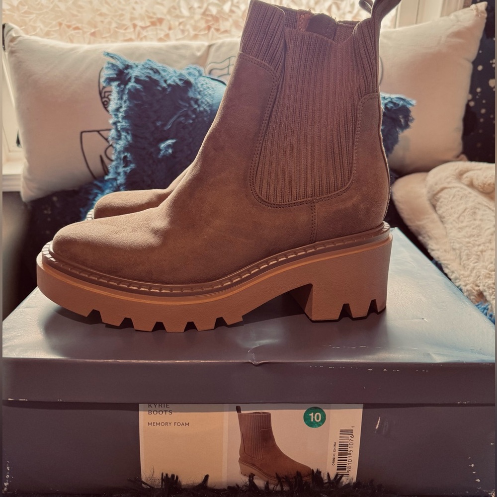 Universal Thread - Women's Kyrie Chunky Heel Ankle Sock Boots